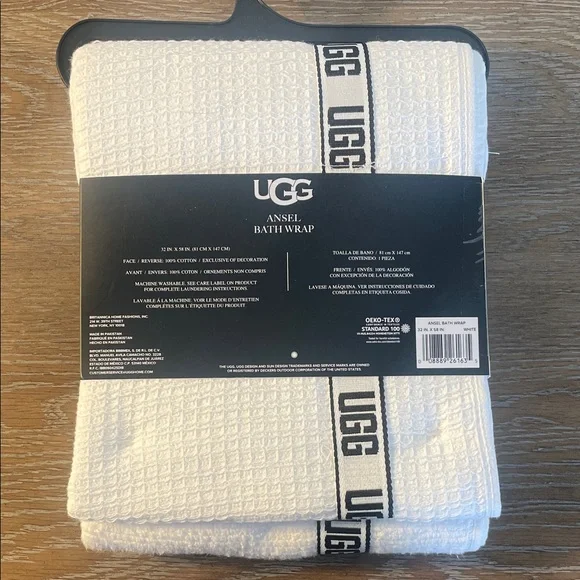 UGG Ansel Bath Wrap in White with Black Logo - Picture 3 of 4